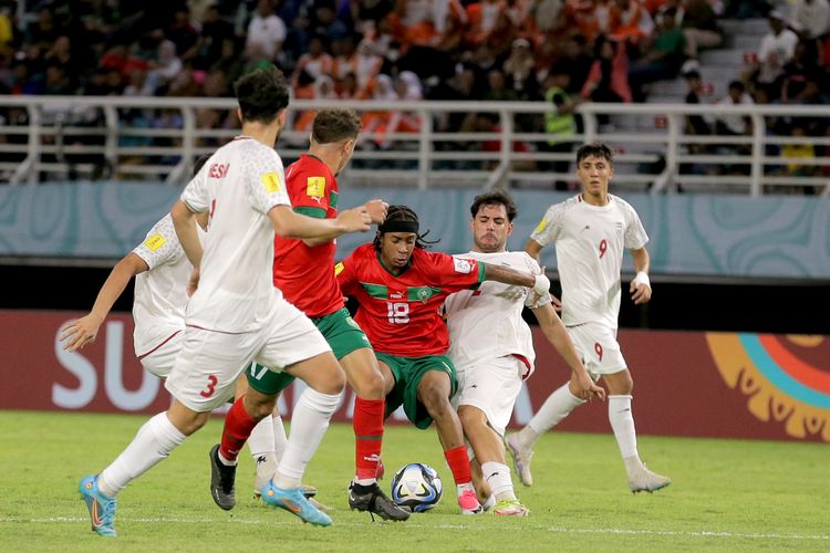 Pemain Timnas Maroko mohamed Harmony dijaga ketat pemain Iran pada laga babak 16 besar Piala Dunia U17 2023 Indonesia dengan adu penalti 4-1 (1-1) di Stadion Gelora Bung Tomo Surabaya, Jawa Timur, Selasa (21/11/2023) malam.