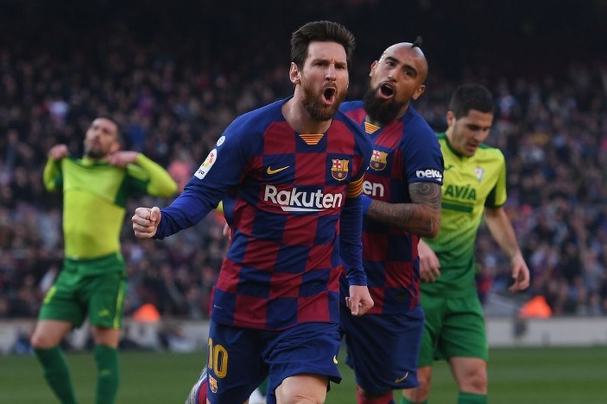 Penyerang Barcelona Lionel Messi (kiri) berselebrasi setelah mencetak gol pembuka dalam laga Liga Spanyol antara Barcelona vs Eibar di Stadion Camp Nou, Sabtu (22/2/2020). 