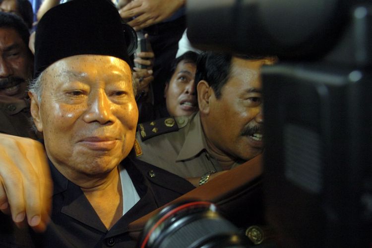 Pengusaha Probosutedjo akhirnya masuk Lembaga
Pemasyarakatan Cipinang, Jakarta, Rabu (30/11), setelah Mahkamah Agung memperkuat putusan Pengadilan Negeri Jakarta Pusat, yang memvonis empat tahun penjara karena terlibat kasus korupsi.
