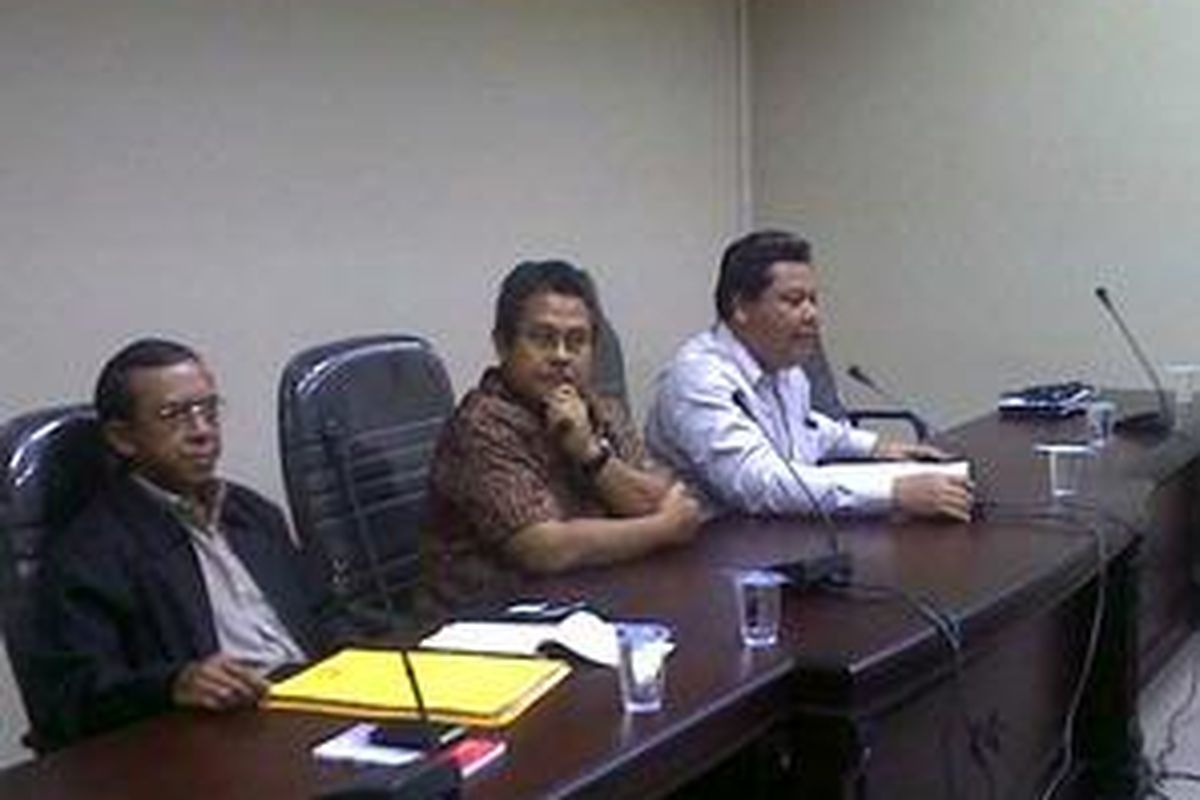 Ketua Tim Kampanye Nasional JK-Wiranto memenuhi panggilan Bawaslu untuk melakukan klarifikasi terkait dugaan keikutsertaan pejabat BUMN dalam tim kampanye JK-Wiranto, di Kantor Bawaslu, Rabu (17/6). Saat melakukan klarifikasi, Fahmi didampingi Wakil Ketua Timkamnas JK-Wiranto Syamsul Maarif.