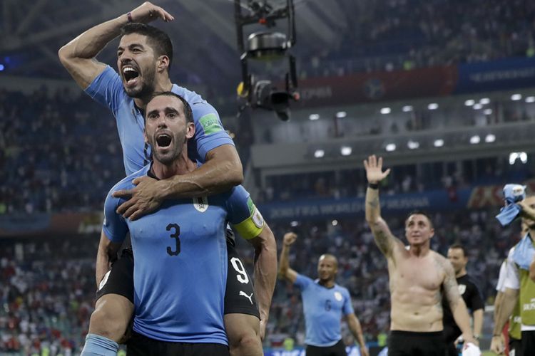 Pemain Uruguay Luis Suarez (atas) dan Diego Godin melakukan selebrasi usai menang atas Portugal pada laga babak 16 besar Piala Dunia 2018 di Stadion Olimpiade Fisht, Sabtu (30/6/2018) atau Minggu dini hari WIB. Portugal gagal lolos ke babak perempat final setelah ditaklukkan Uruguay dengan skor 2-1.