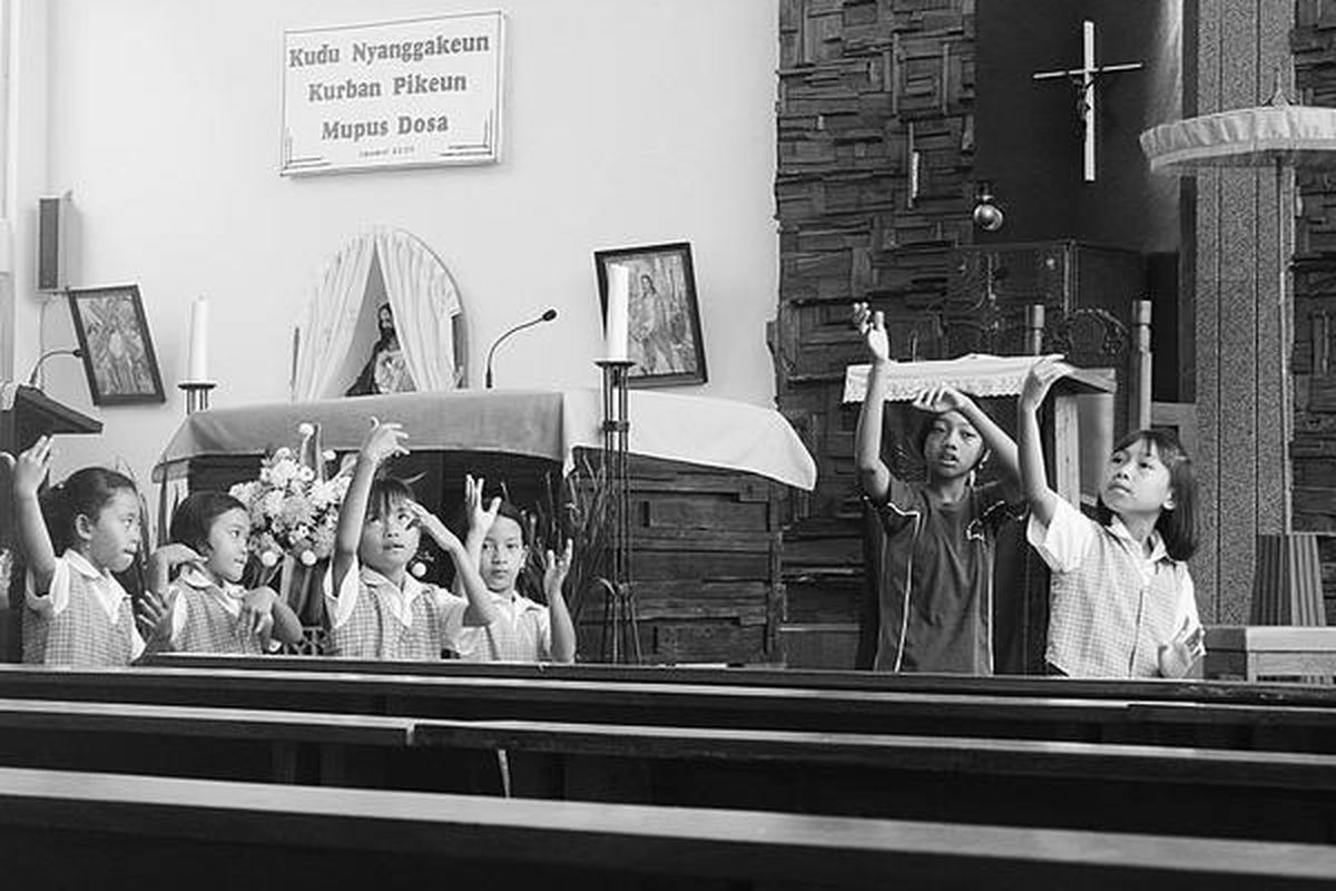 Anak-anak SD Yos Sudarso di Desa Cisantana, Kecamatan Cigugur, Kabupaten Kuningan, Jawa Barat, Rabu (21/12), berlatih drama Natal yang mengisahkan kelahiran Yesus Kristus di Gereja Maria Putri Murni Sejati. Selain menjadi tempat ibadah, gereja itu juga menjadi tempat bagi masyarakat untuk beraktivitas, antara lain tempat berlatih membuat kerajinan seperti tas, dompet, dan taplak meja dari bahan sampah plastik. Kegiatan itu bisa menghidupi warga sekitar.