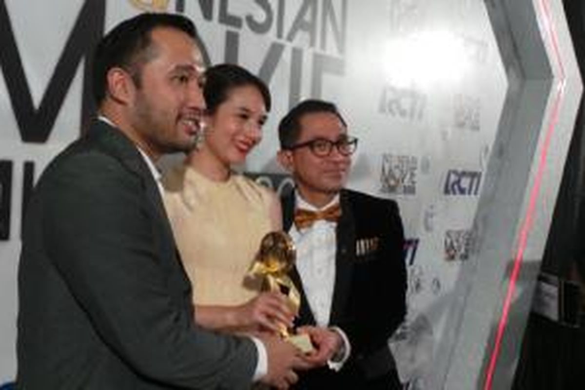 Tim produksi 'Di Balik 98' (dari kiri ke kanan): Affandi Abdul Rachman, Chelsea Islan, dan Lukman Sardi diabadikan usai menerima penghargaan Film Terfavorit Indonesian Movie Awards 2015, di Balai Sarbini, Jakarta Selatan, Selasa (19/5/2015) dini hari.