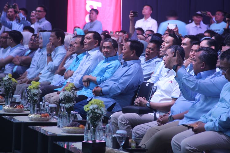 Ketua Umum Partai Gelora, Anis Matta (duduk, tengah, menghadap kamera), saat mendampingi calon presiden (capres) nomor urut 2 di Pemilu Presiden 2024, Prabowo Subianto (tengah, di sisi kiri kursi kosong), dalam konsolidasi Tim Kampanye Daerah (TKD) Prabowo-Gibran Jawa Barat, di Bandung, Jawa Barat, Sabtu (25/11/2023).