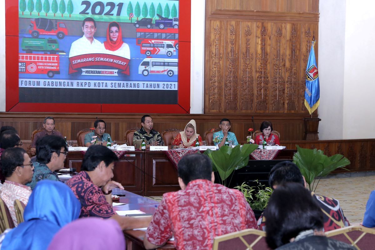 Wali Kota Semarang Hendrar Prihadi bersama Wakil Wali Kota Hevearita G. Rahayu memberikan pengarahan saat acara Forum Gabungan Perangkat Daerah dalam rangka penyusunan RKPD Kota Semarang 2021 di ruang Lokakrida, Selasa (3/3/2020).