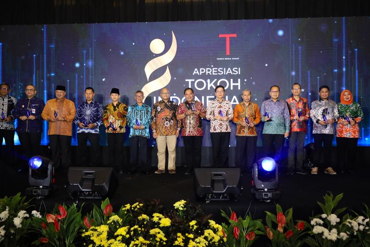 Para peraih penghargaan Apresiasi Tokoh Indonesia 2024 berfoto bersama di atas panggung di Hotel Borobudur, Jakarta, Selasa (10/9/2024).