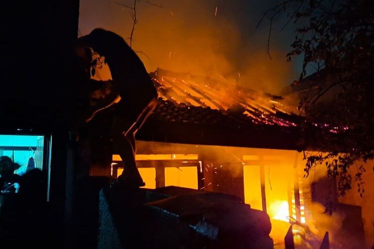 Diduga Korsleting Listrik, Rumah di Permukiman Padat Bandung Terbakar