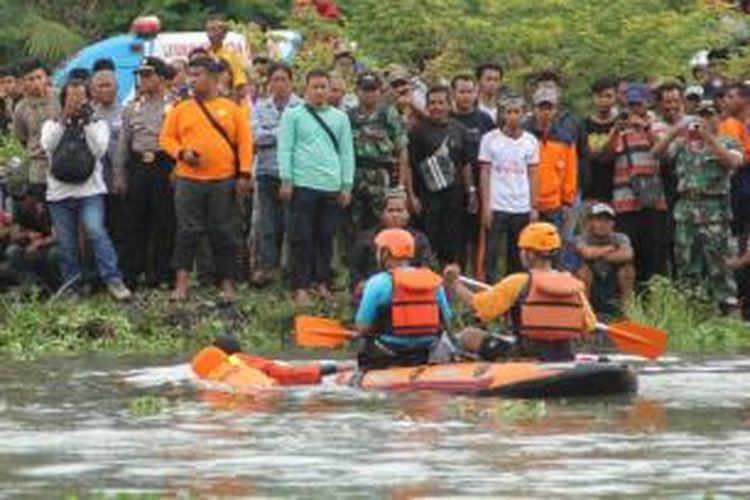 Proses pencarian korban tenggelam di sabodam Kali Krasak, Kecamatan Srumbung, Kabupaten Magelang, Rabu (9/12/2015). 