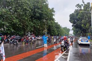Massa Buruh dari Jawa Barat Konvoi ke Monas, Jalan Medan Merdeka Padat