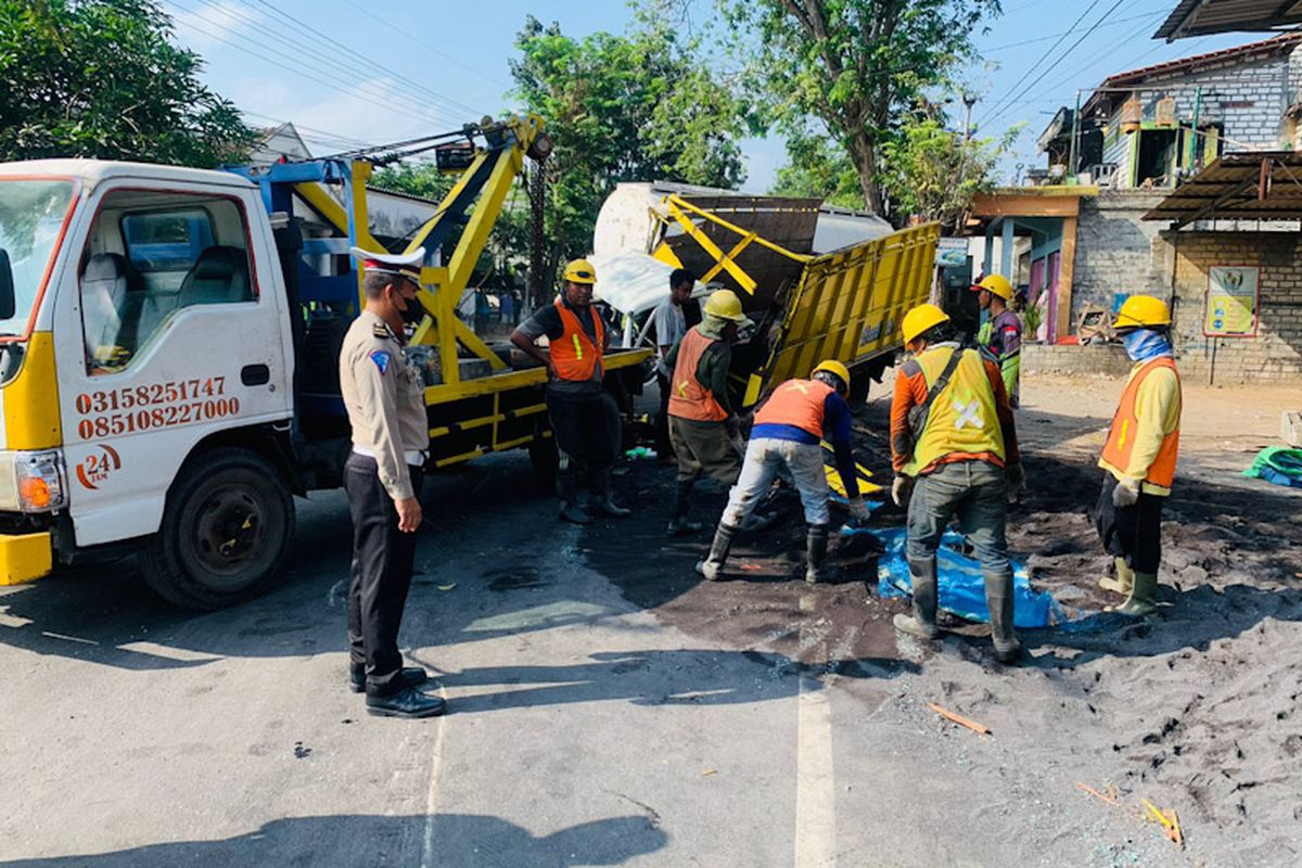 Proses evakuasi terhadap truk yang terlibat kecelakaan lalu lintas di Jalan Raya Desa Abar-abir, Kecamatan Bungah, Gresik, Jawa Timur, Kamis (11/8/2022). *** Local Caption *** Proses evakuasi terhadap truk yang terlibat kecelakaan lalu lintas di Jalan Raya Desa Abar-abir, Kecamatan Bungah, Gresik, Jawa Timur, Kamis (11/8/2022).