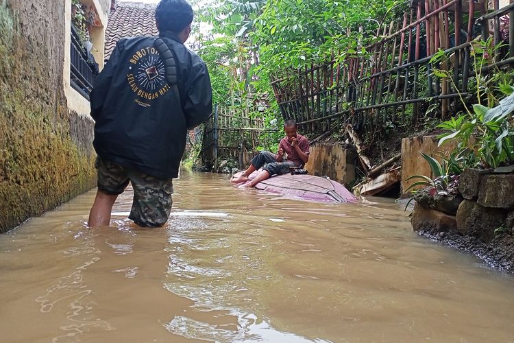 Warga Kampung Muara RT 05 RW 07 Kelurahan Andir, Kecamatan Baleendah, Kabupaten Bandung, Jawa Barat, mengaku bosan sudah 17 tahun hidup bersama banjir.