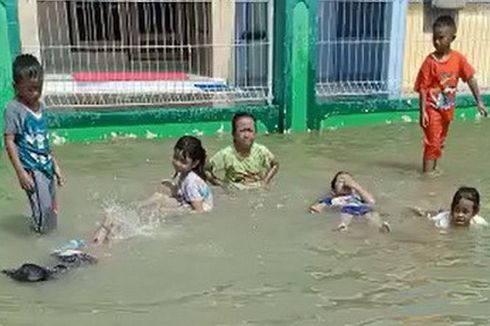 Banjir Rob Rendam 110 Rumah Warga di Gresik