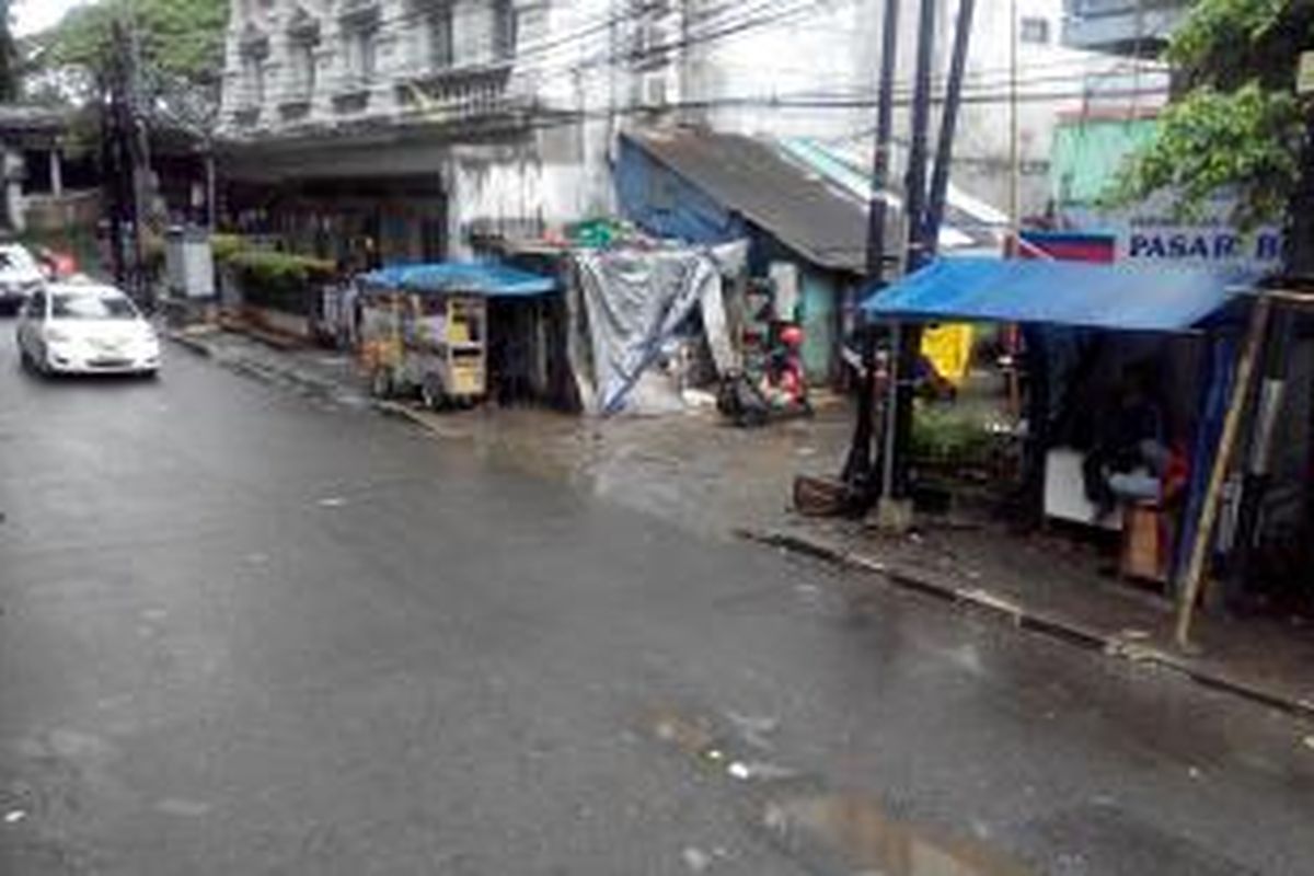 Jalan di samping Stasiun Sudirman sehabis hujan, Jumat (13/2/2015).