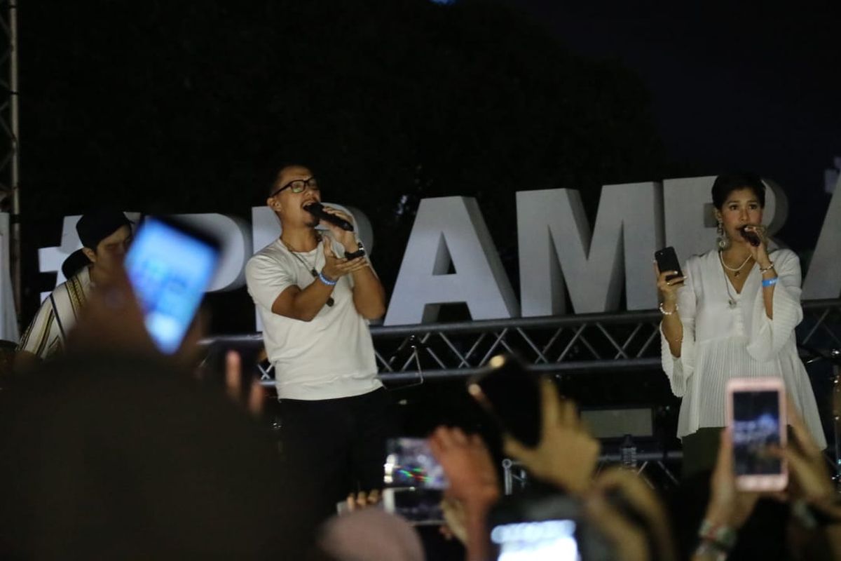 Maliq & DEssentials beraksi di panggung Prambanan Jazz hari kedua yang di gelar di Kompleks Candi Prambanan, Yogyakarta pada Sabtu (6/7/2019).