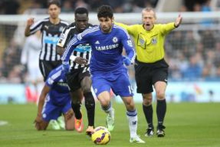 Striker Chelsea, Diego Costa, saat berusaha lolos dari kawalan para pemain Newcastle United pada pertandingan lanjutan Premier League di St James Park, Sabtu (6/12/2014). 