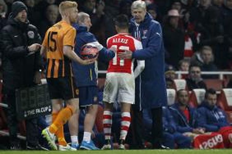 Ekspresi pelatih Arsenal merangkul penyerang Alexis Sanchez, ketika pemain Cile itu digantikan Chuba Akpom pada menit ke-84 pertandingan putaran ketiga Piala FA melawan Hull City, di Emirates, Minggu (4/1/2015).