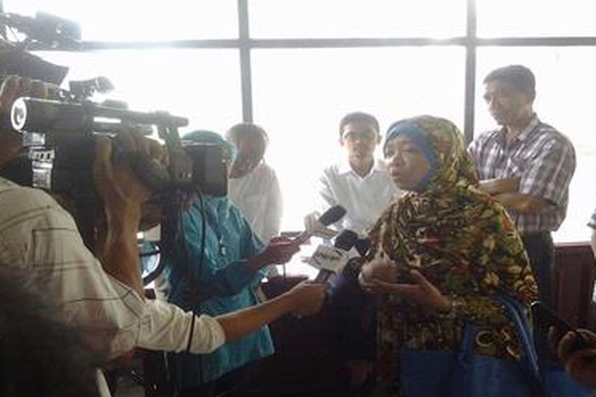 Menjelang vonis, Selasa (16/10/2012), Wa Ode Nurhayati menggelar konferensi pers di loby pengadilan. Dia mengaku kecewa kepada KPK yang menjadikannya seperti percobaan.