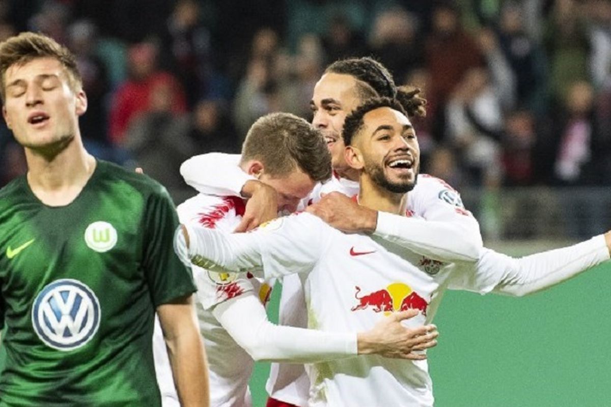 Matheus Cunha (kanan) merayakan golnya bersama Yussuf Poulsen dan Lukas Klostermann pada pertandingan RB Leipzig vs VfL Wolfsburg dalam DFB Pokal, 6 Februari 2019.  