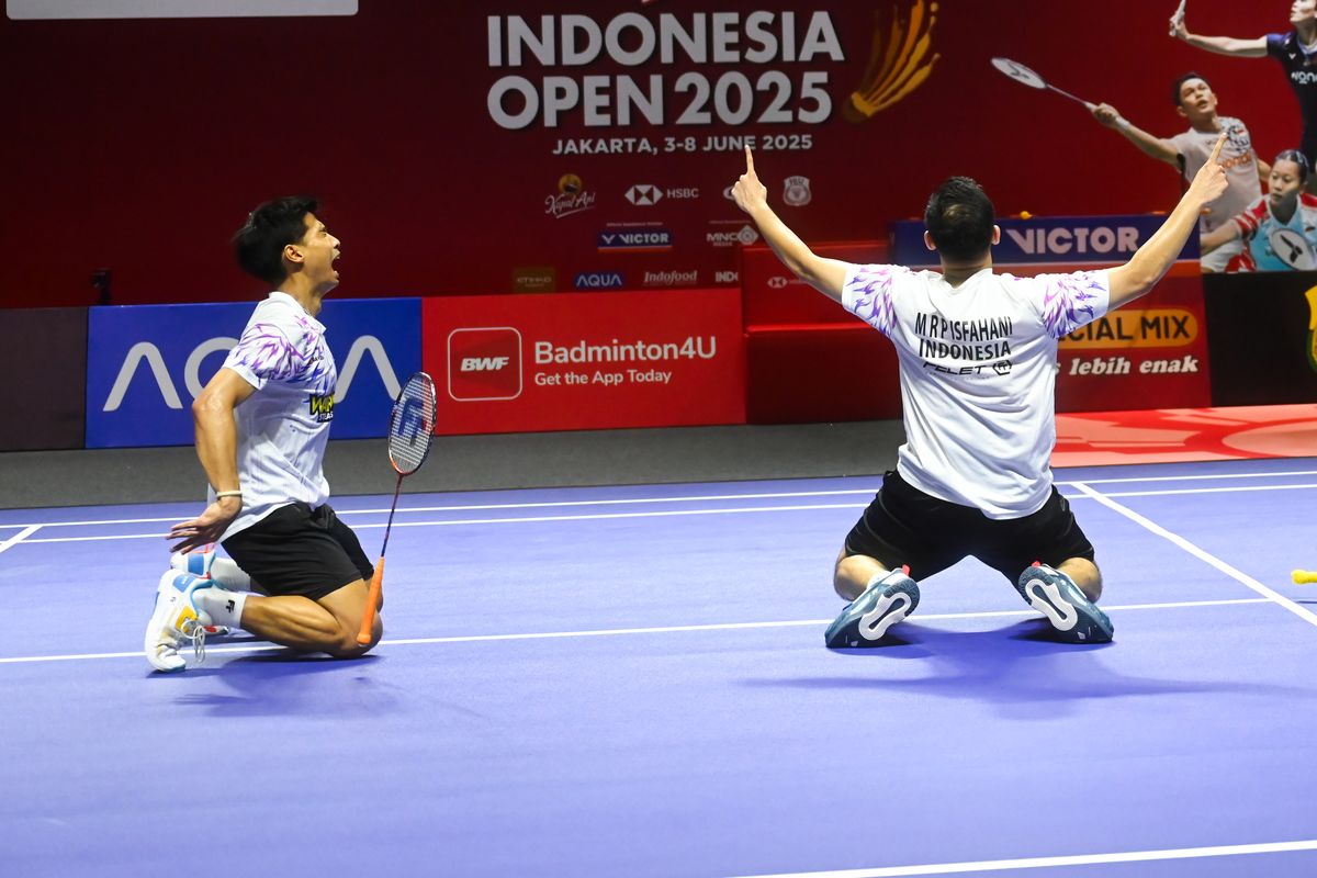Pebulu tangkis ganda putra Indonesia Sabar Karyaman Gutama (kiri) dan Reza Pahlevi Isfahani (kanan) melakukan selebrasi usai menang melawan ganda putra Malaysia Goh Sze Fei dan Nur Izzuddin pada babak perempat final Kapal Api Indonesia Open 2025 di Istora Senayan, Gelora Bung Karno, Jakarta, Jumat (6/6/2025). Sabar/Reza berhasil melaju ke semifinal usai menang dengan skor 21-19, 9-21, 21-19. ANTARA FOTO/Rivan Awal Lingga/foc.