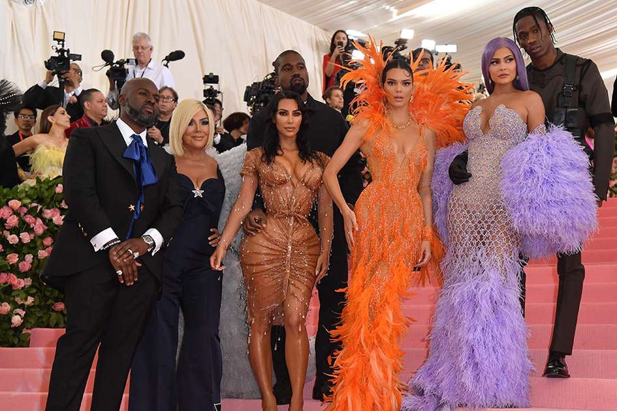 Corey Gamble, Kris Jenner, Kanye West, Kim Kardashian West, Kendall Jenner, Kylie Jenner dan Travis Scott berpose saat hadir pada gelaran Met Gala 2019 di Metropolitan Museum of Art New York, Senin (6/5/2019) waktu setempat. Sederet busana mewah hingga unik dikenakan para selebriti yang hadir pada acara penggalangan dana tahunan terbesar di dunia mode ini.