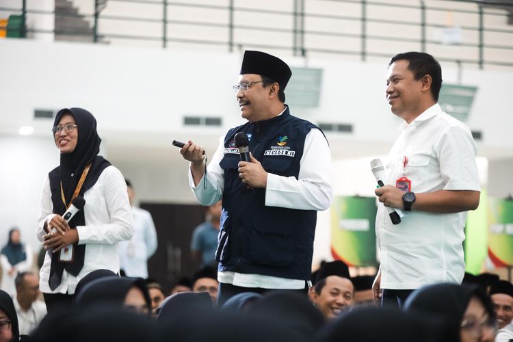 Menteri Sosial (Mensos) Saifullah Yusuf saat memberikan pembekalan mengenai proses bisnis program kerja Kementerian Sosial (Kemensos) kepada 500 pilar sosial di Student Center UIN K.H Abdurrahman Wahid Pekalongan, Rabu (12/2/2025). 
