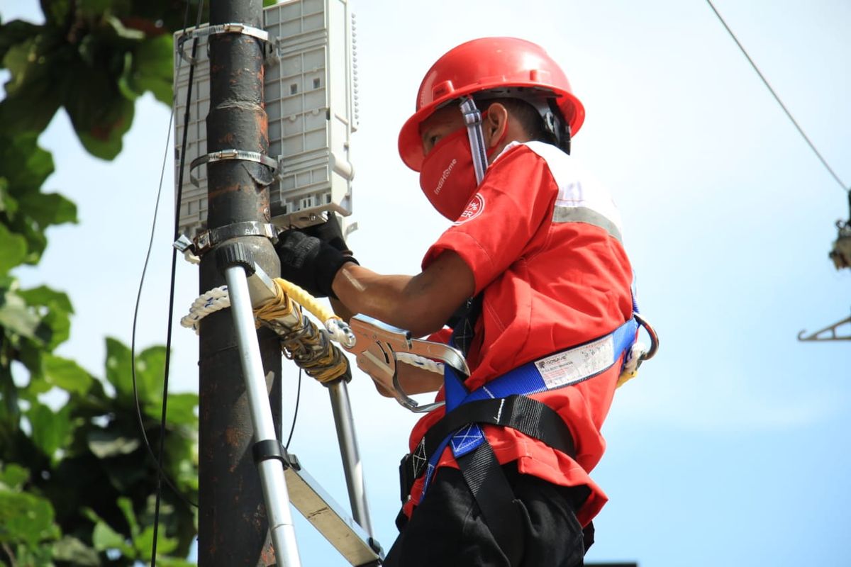 Salah satu teknisi IndiHome tengah melakukan perawatan jaringan. 