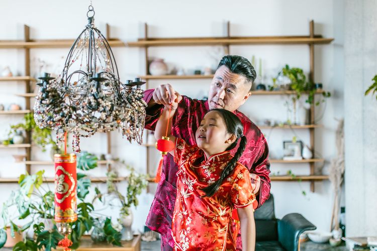 Ilustrasi pakaian Imlek berwarna merah.