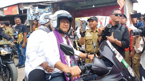 Saat Anies Mengendarai Motor, Menyusuri Jalan Perjuangan di Tanah Merah...