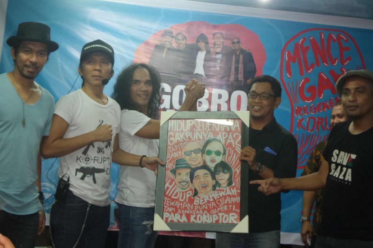 Slank diabadikan usai acara Ngobrol Santai Antikorupsi bersama KPK dan ICW di Markas Slank, Jalan Potlot III, Duren Tiga, Jakarta Selatan, Rabu (12/4/2017) malam.