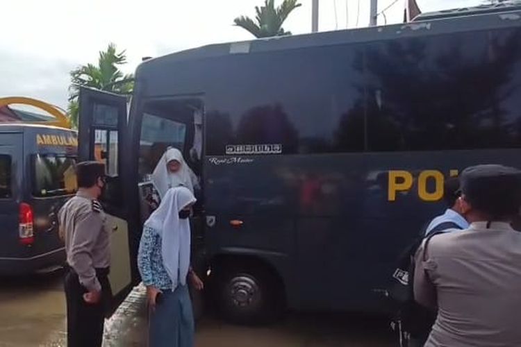 Para pelajar di Sumatera Barat dijemput dari sekolahnya dengan bus untuk ikut vaksinasi di SMA 1 Batang Anai yang menjadi pusat gebyar vaksinasi BIN Sumbar.