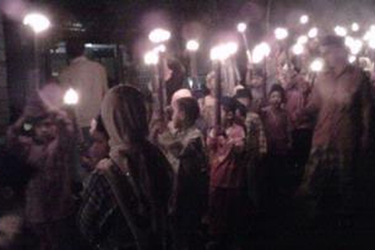 Pawai oncor (obor) sambut hari raya Idul Fitri 1433 H di Sorobayan Banyuurip Tegalrejo Magelang, Sabtu (18/8/2012).