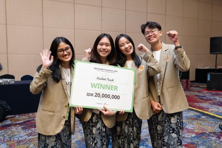 Tim pemenang kategori Student Track pada 8 November 2025 MAJU:ON Hackathon 2025. 