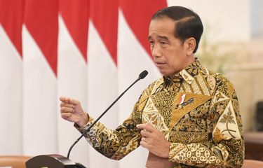 Presiden Joko Widodo memberikan arahan saat memimpin rapat terbatas (Ratas) di Istana Negara, Jakarta, Senin (29/11/2021). ANTARA FOTO/Hafidz Mubarak A/rwa.