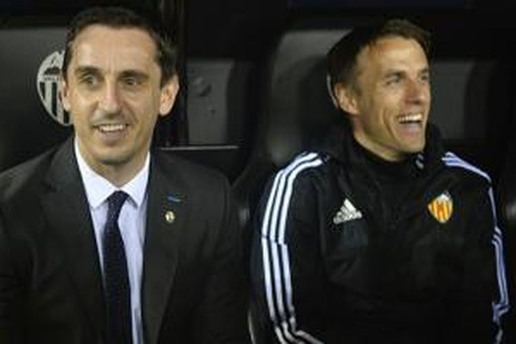 Duet kakak-beradik, Gary dan Phil Neville, di bangku cadangan Valencia. 