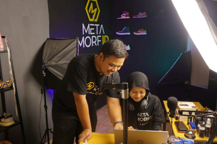 Senoaji Bimantara, Pendiri Metamorf, bersama karyawannya, melakukan evaluasi sesi live streaming yang dijalankan pada
tokonya di e-commerce