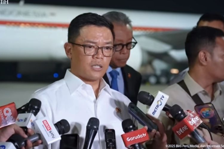 Menteri Luar Negeri Sugiono saat memberikan keterangan pers di Lanud Halim Perdanakusuma, Jakarta, Jumat (19/9/2025) malam.