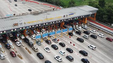 387.451 Kendaraan Padati Gerbang Tol Cikampek, Contraflow Picu Antrean