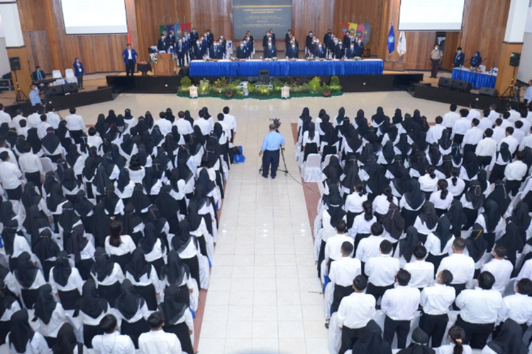 Penerimaan mahasiswa baru UNY yang dilakukan secara hybrid dengan membatasi hanya 500 mahasiswa yang hadir secara luring, di Auditorium UNY, pada Senin (22/8/2022)