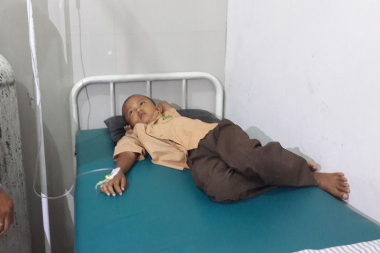 Erik Dikna Setiawan (8) siswa kelas 2 SDN Bakalan Kerajan 1 Kota Malang saat menjalani perawatan di Klinik 71 Mulyorejo, Kota Malang setelah pingsan usai dipaksa minum pil, Sabtu (16/9/2017)