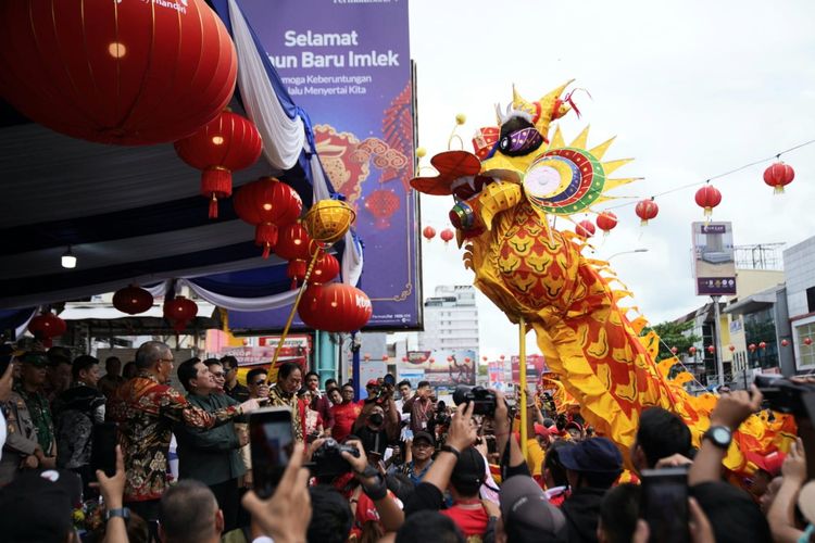 Sebanyak 26 Naga dengan berbagai warna tampil berparade menyemarakkan Karnaval Naga dan Barongsai Cap Go Meh 2574 di Kota Pontianak, Kalimantan Barat (Kalbar) Minggu (5/2/2023). Sepanjang Jalan Gajah Mada, Pontianak, menjadi rute karnaval dipadati masyarakat yang antusias menyaksikan penampilan Naga dan Barongsai. 