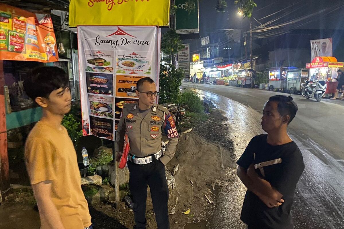 Anggota Sat Lantas Polresta Bogor Kota sedang melakukan olah TKP di lokasi kecelakaan angkot yang menabrak satu keluarga di Jalan Pemuda Caringin, Kelurahan Margajaya, Kecamatan Bogor Barat, Kota Bogor, pada Kamis (7/11/2024) sekitar pukul 19.53 WIB.