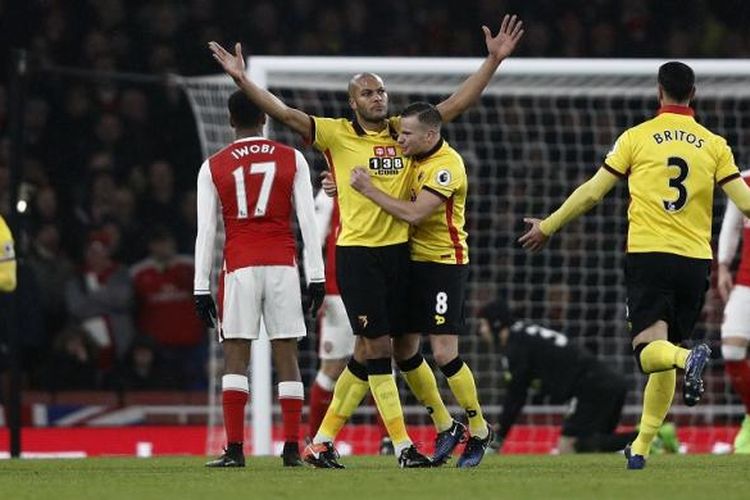 Gelandang Watford, Younes Kaboul (tengah) merayakan golnya dalam pertandingan Premier League kontra Arsenal di Sttadion Emirates pada 31 Januari 2017. 