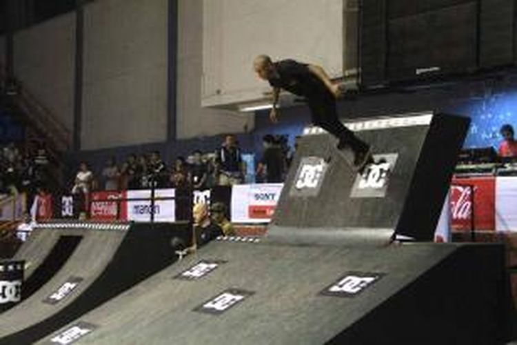 Atlet skateboard asal Afrika Selatan, Tommy Fynn, beraksi dalam acara DC Convention Tur, di Jakarta, Jumat (31/10/2014)