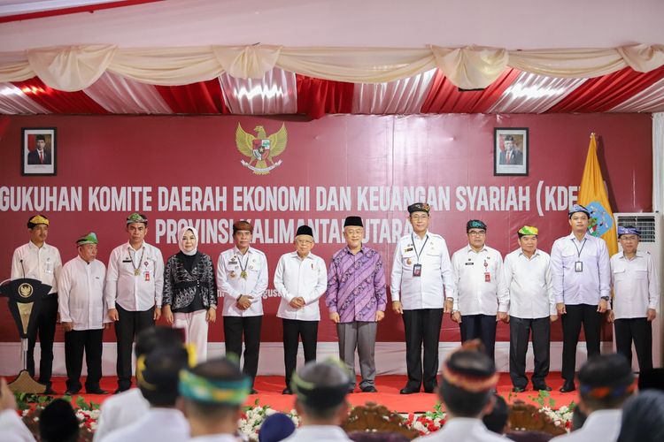 Wakil Presiden (Wapres) Republik Indonesia (RI) Ma?ruf Amin dan Gubernur Kaltara Zainal A Paliwang saat mengikuti prosesi pengukuhan pengurus Komite Daerah Ekonomi dan Keuangan Syariah (KDEKS) Provinsi Kaltara di Gedung Olahraga Astrada, Kecamatan Sei Nyamuk, Kabupaten Nunukan, Kamis (3/8/2023).

