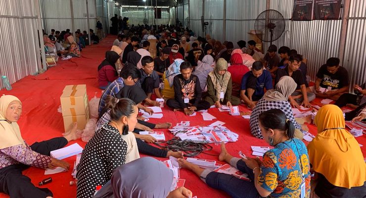 Percepat Pelipatan 1 Jutaan Lembar Surat Suara Pilkada 2024, KPU Kabupaten Madiun Kerahkan Ratusan IRT