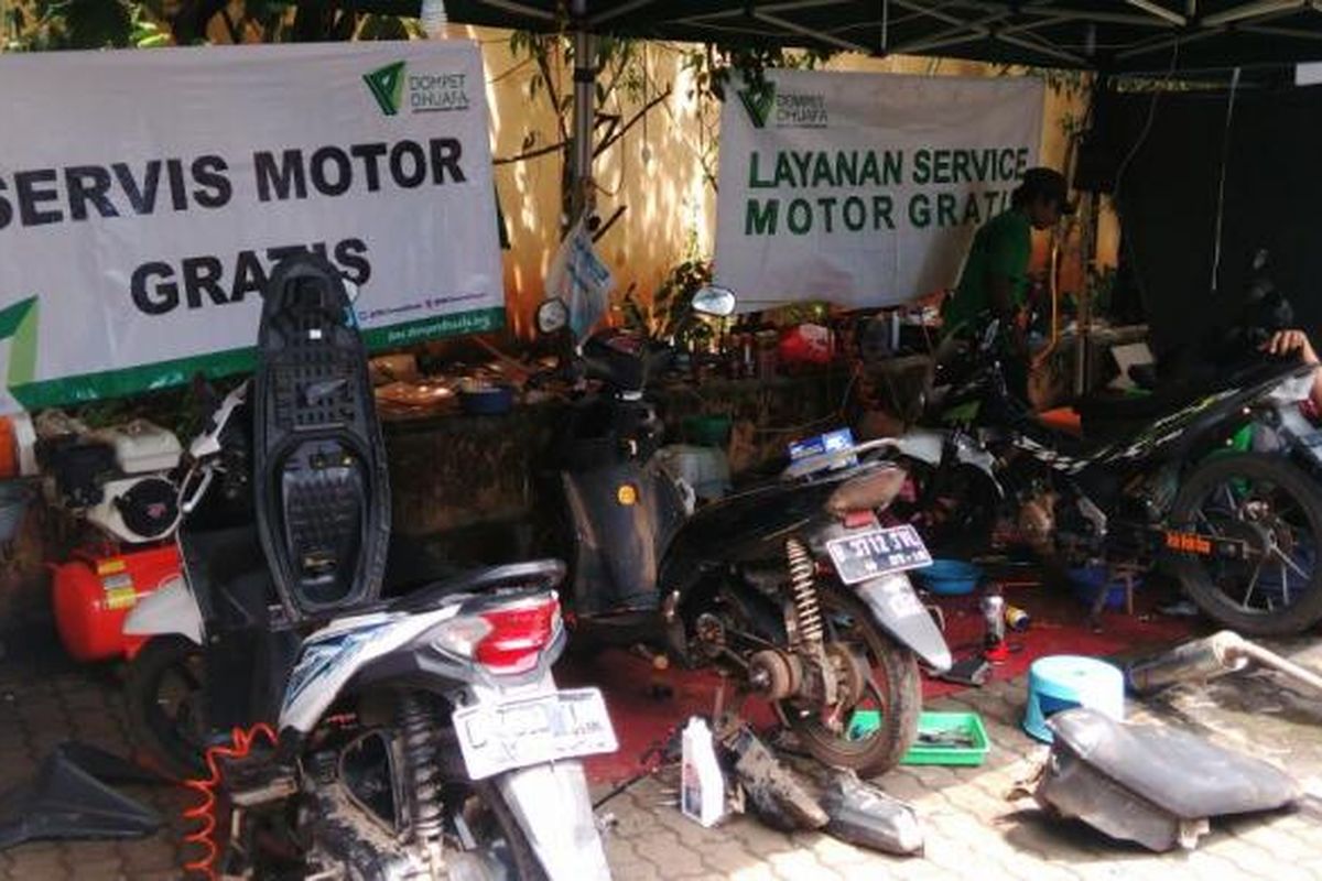 Lembaga kemanusiaan Dompet Dhuafa membuka layanan servis sepeda motor gratis bagi korban banjir di Masjid Universitas Borobudur, di Cipinang Melayu, Makasar, Jakarta Timur. Banyak warga korban banjir memanfaatkan layanan ini untuk memperbaiki motornya. Kamis (23/2/2017)