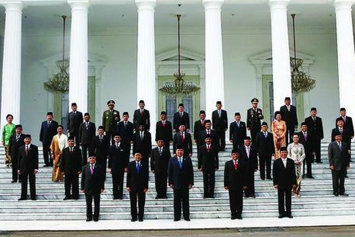 Presiden Susilo Bambang Yudhoyono dan Wakil Presiden Boediono berfoto bersama dengan anggota Kabinet Indonesia Bersatu II di tangga Istana Merdeka, Jakarta, Kamis (22/10), seusai pengambilan sumpah jabatan di Istana Negara. 