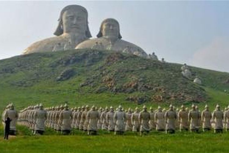 Pasukan terakota Mongolia dan patung raksasa Jengis Khan di Holingol merupakan salah satu tujuan wisata utama di Mongolia Dalam, China.