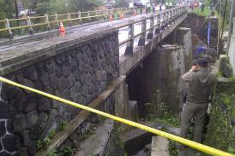 Jalur utama mudik penghubung Jawa Barat dan Jawa Tengah ditutup total akibat pondasi jembatan Cibaruyan, Ciamis, ambrol tergerus air sungai, Kamis (24/7/2014).