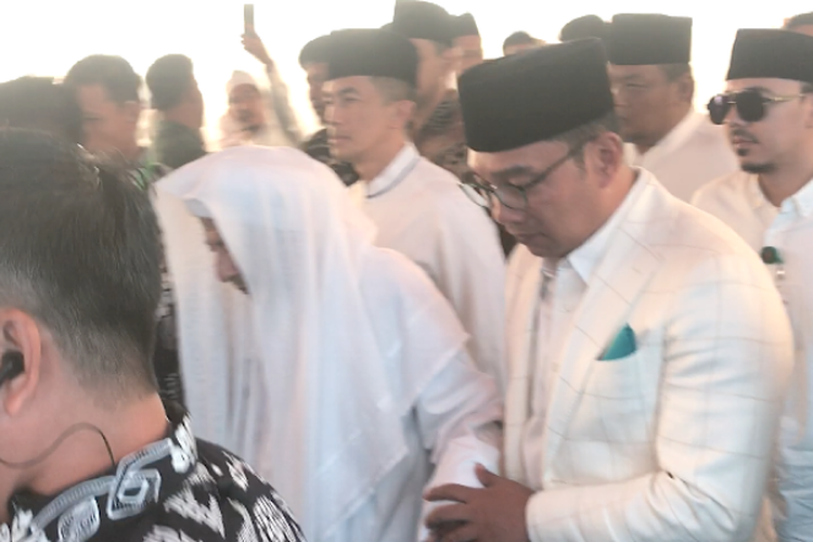 Gubernur Jawa Barat Ridwan Kamil bergandengan tangan dengan Habib Luthfi di Kota Pekalongan Jawa Tengah.
